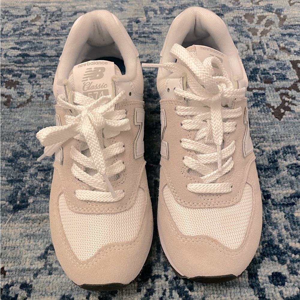 Sz 6.5 (LIKE NEW) New Balance Women’s 574 Core - Nimbus cloud with white